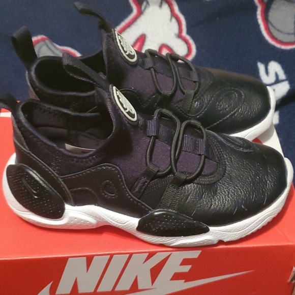 Sneakers - Picture 2 of 5